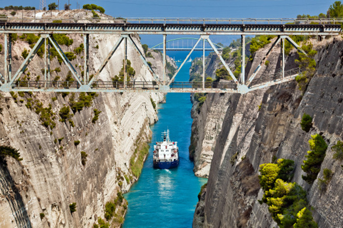 A boat crossing the Corinth Canal © Alexander Tolstykh - Shutterstock