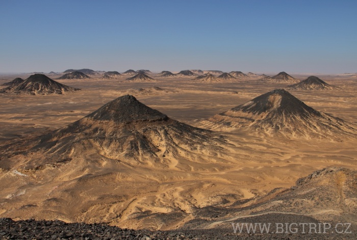 Black desert - vulkánové čepice při pohledu z vrcholu jedné z nich