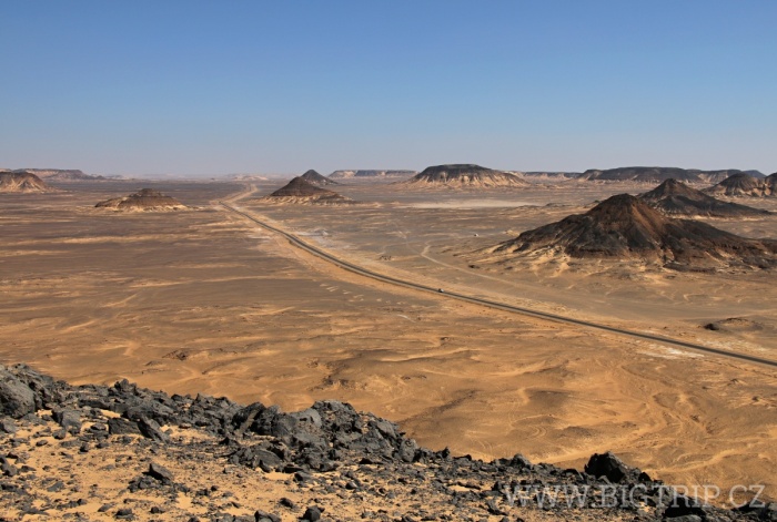 Black desert - silnice vedoucí prostorem od nikam do nikam