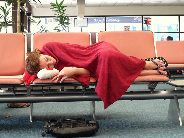 Polštářek, deka, nedostatek spánku: skvělý recept pro zdřímnutí na letišti