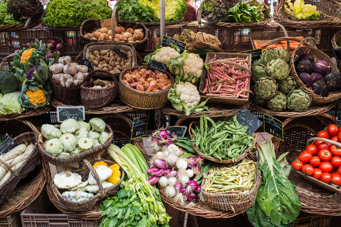 Seasonal produce at a food and vegetable market in the Dordogne © Ivoha - Shutterstock