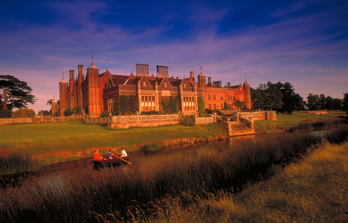 The grand country house of Charlecote Park -© VisitBritain - Britain on View - Getty Images