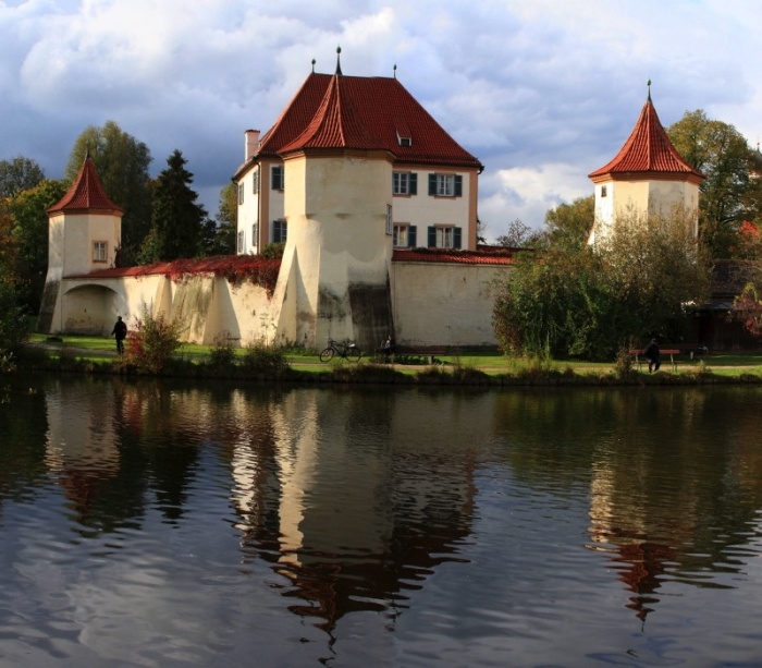 Hrad Blutenburg blízko Mnichova © Akwinelvr-Budget Travel Hrad Blutenburg blízko Mnichova © Akwinelvr-Budget Travel