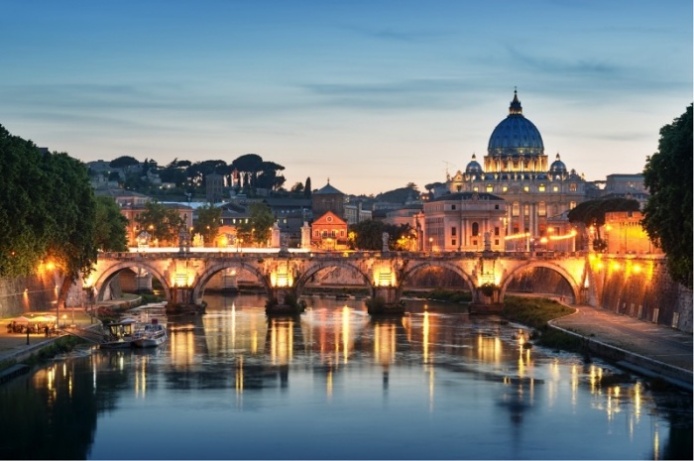 Noční pohled na řeku Tiber s Ponte Sant Angelo a bazilikou St. Petra ©r.nagy/Shutterstock Noční pohled na řeku Tiber s Ponte Sant Angelo a bazilikou St. Petra ©r.nagy/Shutterstock