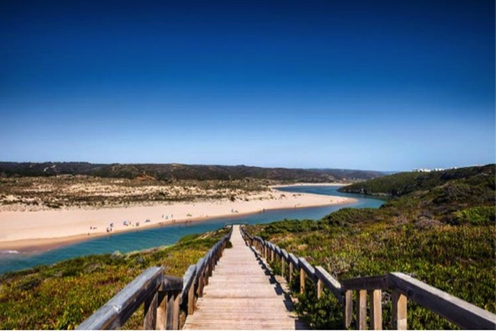 Praia da Amoreira lemovaná divokými dunami, kde se ukrývají místní divoká zvířátka. Foto Sabine Lubenow - AWL Images - Getty Praia da Amoreira lemovaná divokými dunami, kde se ukrývají místní divoká zvířátka. Foto Sabine Lubenow - AWL Images - Getty