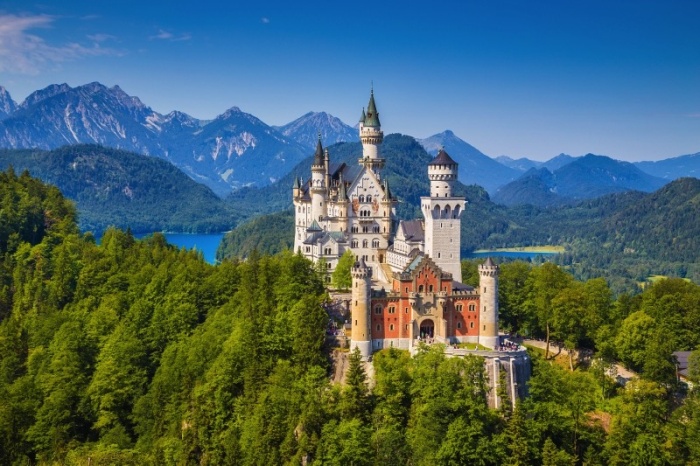 Románský hrad Neuschwanstein byl v 19. století postaven pro Ludvíka II. ©canadastock/Shutterstock Románský hrad Neuschwanstein byl v 19. století postaven pro Ludvíka II. ©canadastock/Shutterstock