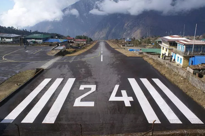 Tenzing-Hillary Airport (známé též jako Lukla Airport), Nepál Tenzing-Hillary Airport (známé též jako Lukla Airport), Nepál