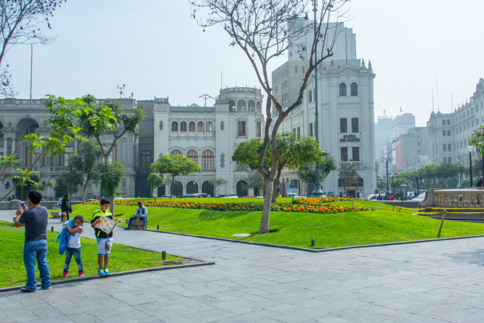 Pohoda na krásném a upraveném Plaza San Martin (Náměstí svatého Martina) v Limě