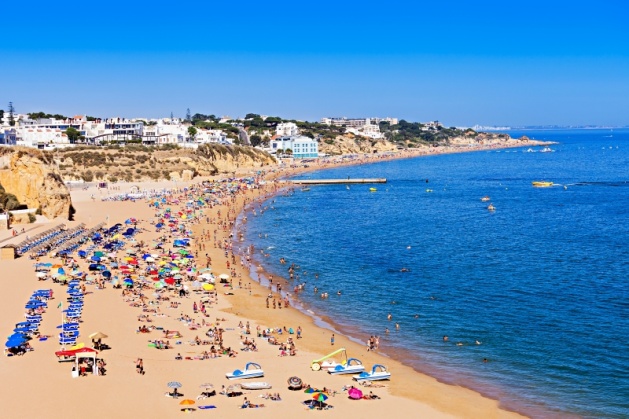 Typická rekreační pláž, Algarve/Shutterstock