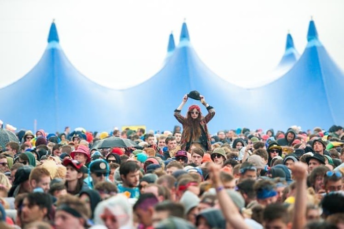 Ať svítí slunce, nebo prší, davy si britské hudební festivaly ujít nenechají © Roberto Ricciuti / Getty Images