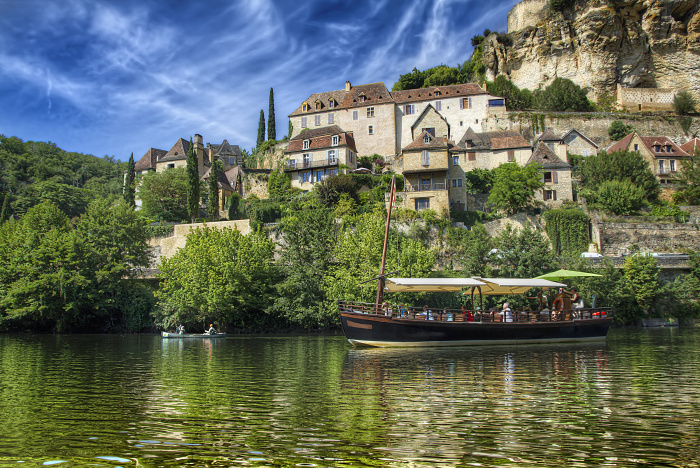 Boating on the Dordogne River at the Château Beynac © Rolf E Staerk - Shutterstock