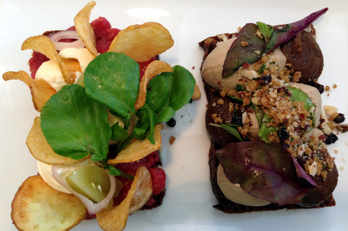 Danish smørrebrød with steak tartar and chicken liver mousse © cyclonebill - CC BY-SA 2.0