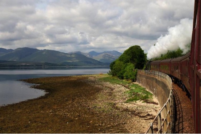 Jakobitský parní vlak míjející Loch Linnhe