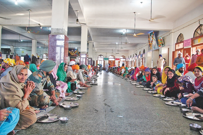 Amritsar_jídelna langar a řady strávníků