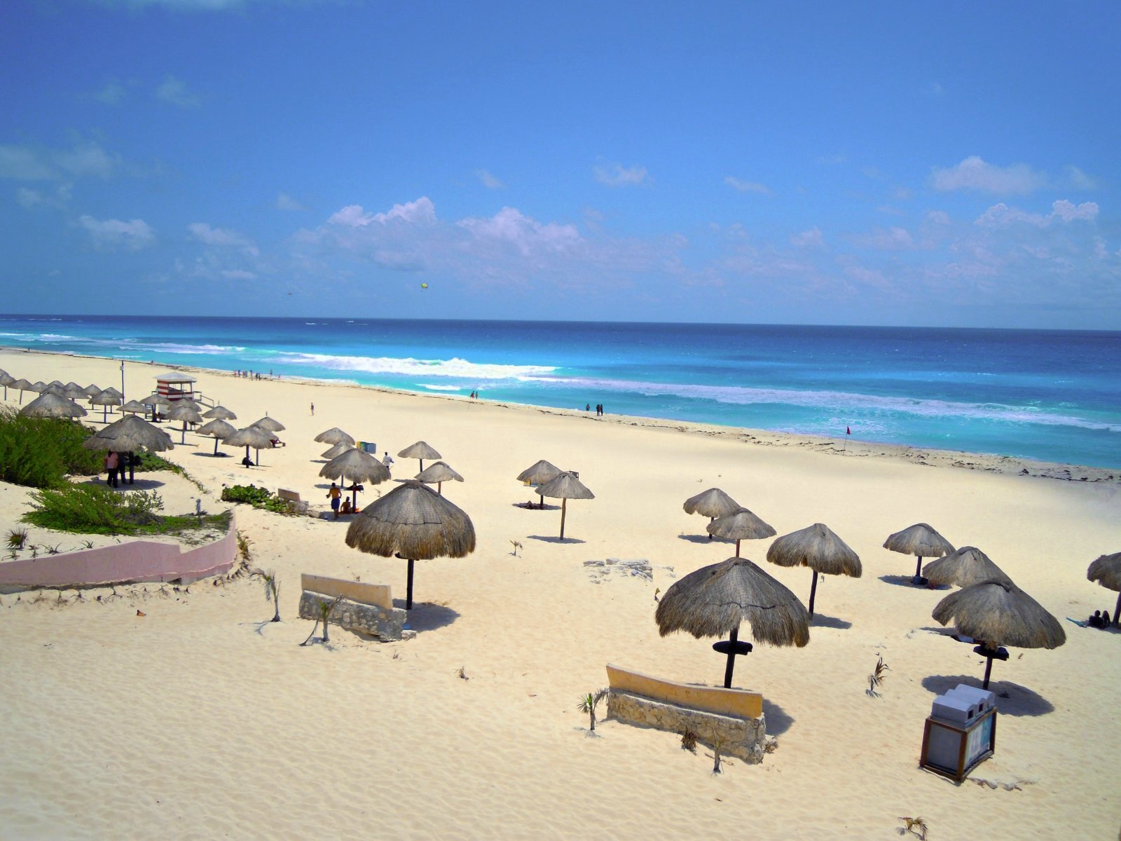 Karibská písečná pláž v Cancúnu.