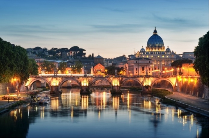 Noční pohled na řeku Tiber s Ponte Sant Angelo a bazilikou St. Petra ©r.nagy/Shutterstock 