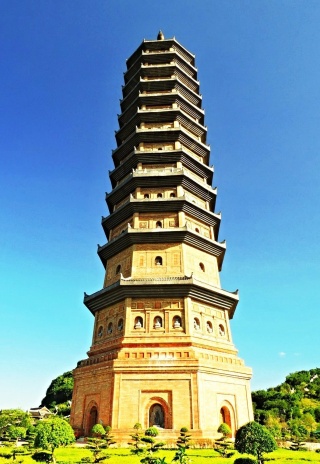 Pagoda u chrámu Bai Dinh
