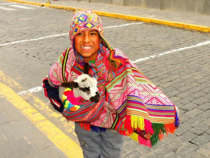 Peruánský chlapec s jehňátkem