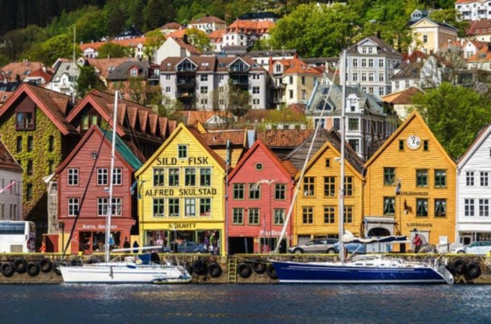 Při oslavách Dne ústavy je nejvýhodnější pozorovatelnou Bryggen, staré bergenské centrum © marco wong / Getty Images