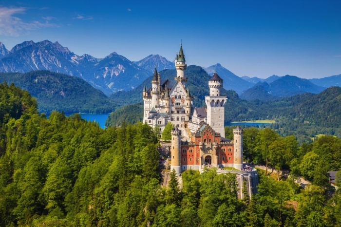 Románský hrad Neuschwanstein byl v 19. století postaven pro Ludvíka II. ©canadastock/Shutterstock