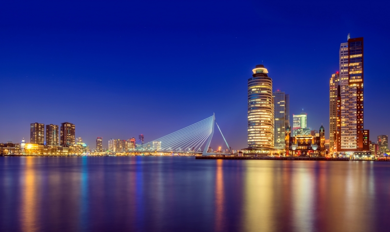 Osvětlené panorama Rotterdamu pod jasnou oblohou