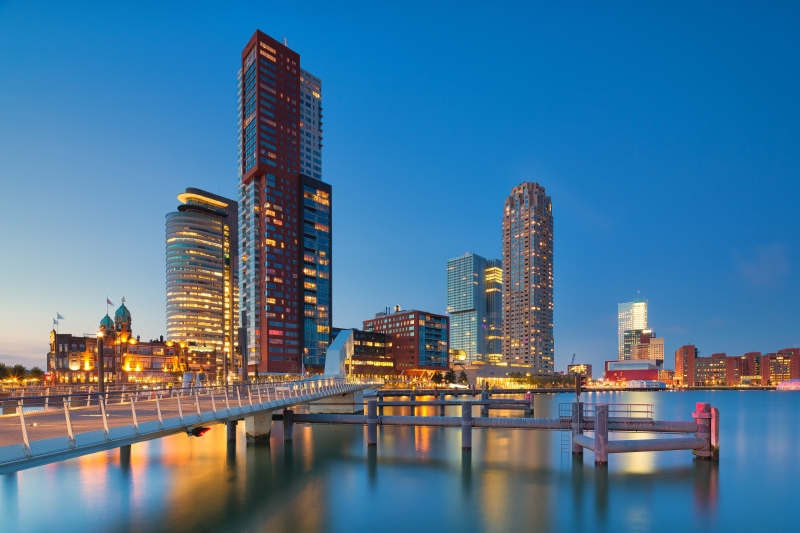 Noční panorama Rotterdamu s výškovými budovami