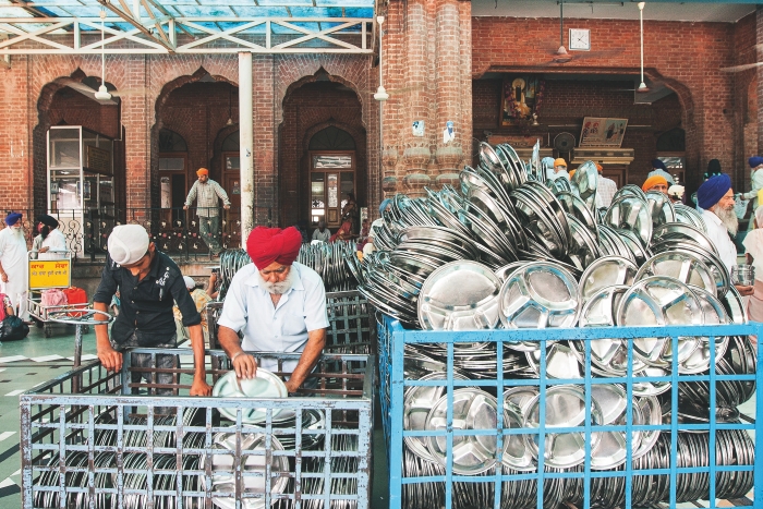 Amritsar_mytí nádobí - pomáhají dobrovolníci Amritsar_mytí nádobí - pomáhají dobrovolníci