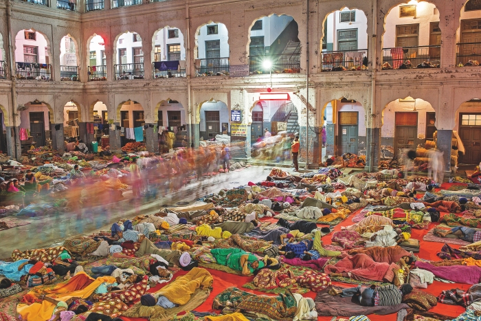 Amritsar_spí se i na nádvoří