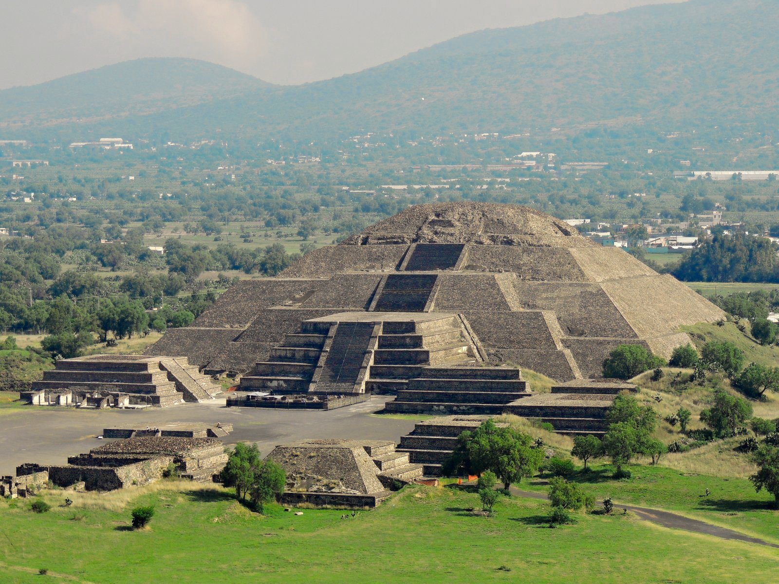 Dechberoucí pyramidy Teotihuacan
