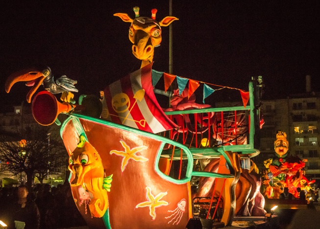 The night parade at the Patras Carnival © siete_vidas - Shutterstock