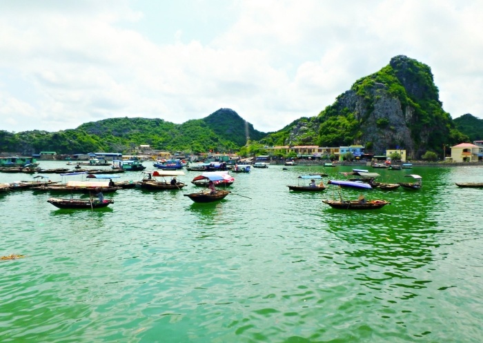 Zátoka Ha Long Bay z loďky
