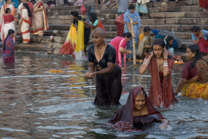 Ženy při koupeli v posvátné řece Ganze